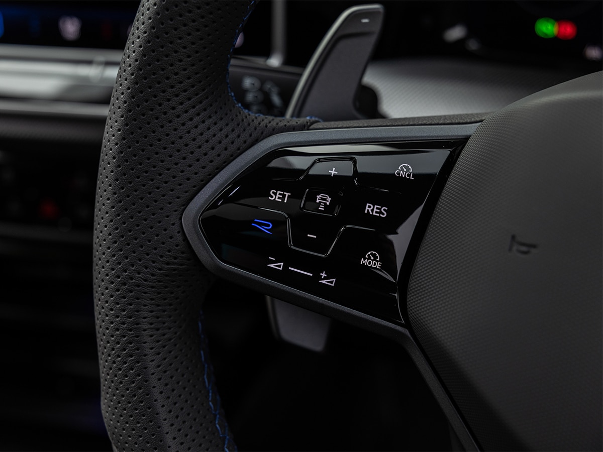 2025 golf r in lapiz blue steering wheel