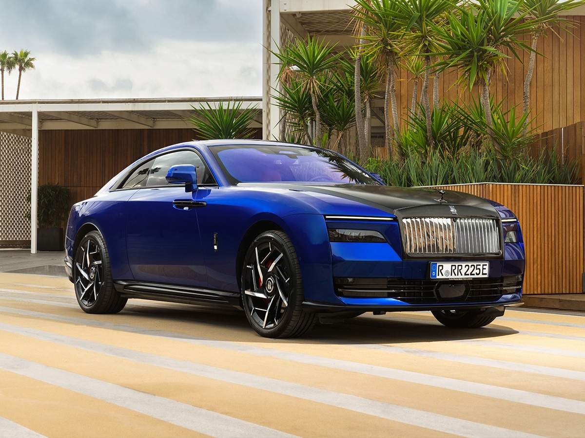 Rolls royce black badge spectre front three quarter