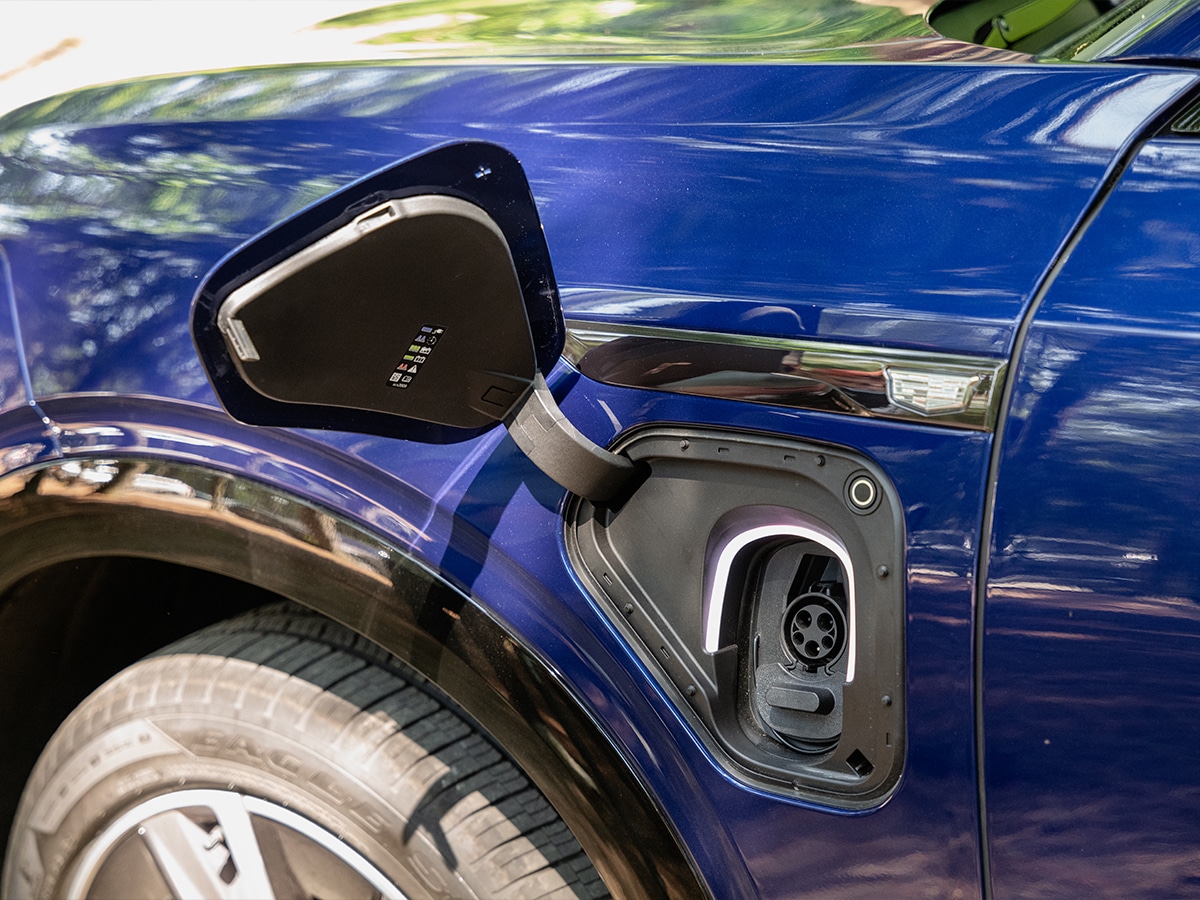 Cadillac vistiq charge flap