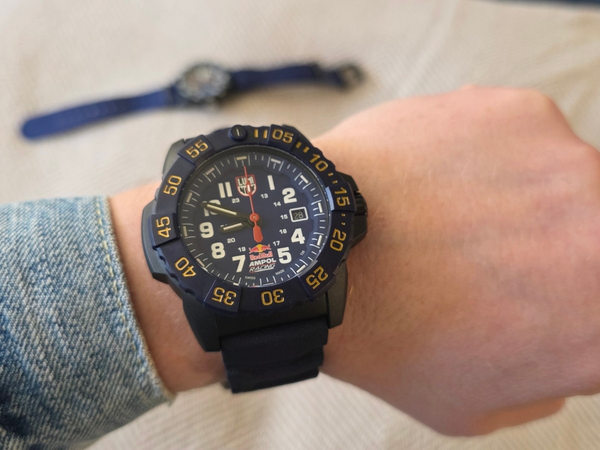 Navy SEAL 3500 Series Red Bull Ampol Edition