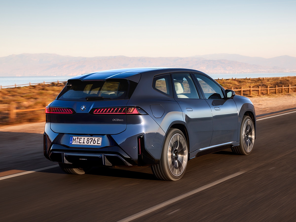 2026 bmw ix3 neue klasse rear end on road