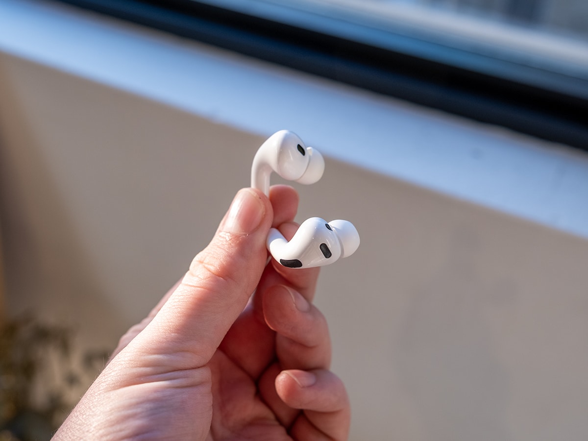 Apple airpods pro 3 in hand