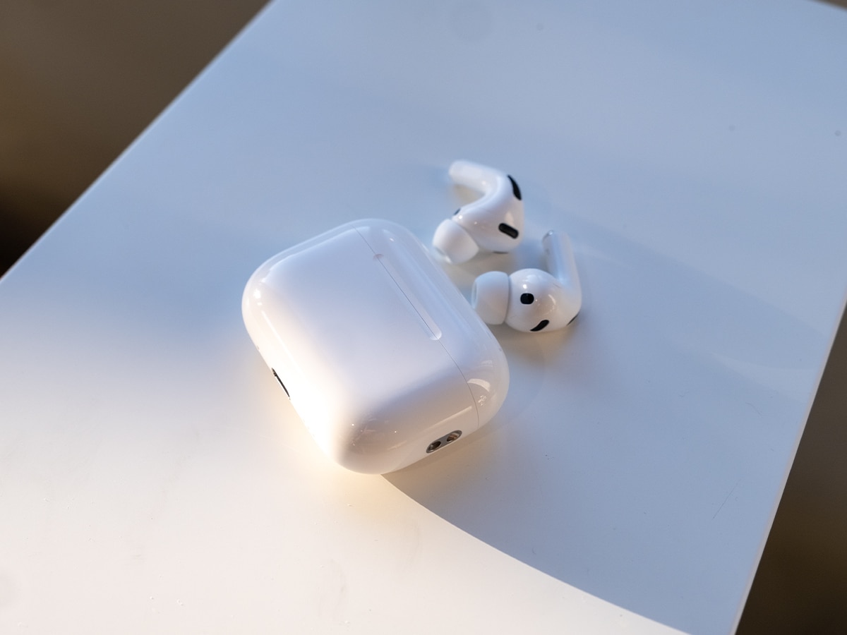 Apple airpods pro 3 on sspeaker