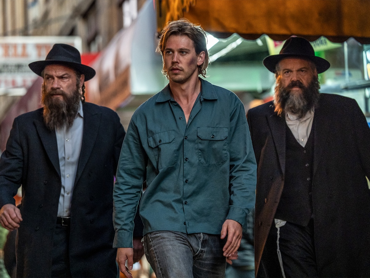 Hank (Austin Butler, center) works with Lipa (Liev Schreiber, left), and Shmully (Vincent D'Onofrio, right) to find the hidden money in Columbia Pictures CAUGHT STEALING | Photo: Niko Tavernise