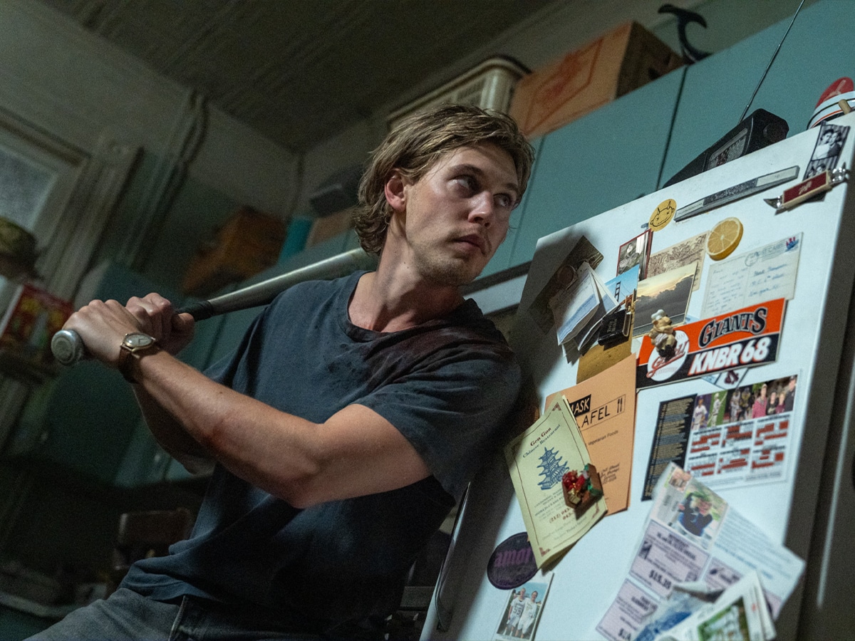 Hank (Austin Butler) cautiously anwers his front door in Columbia Pictures CAUGHT STEALING | Photo: Niko Tavernise