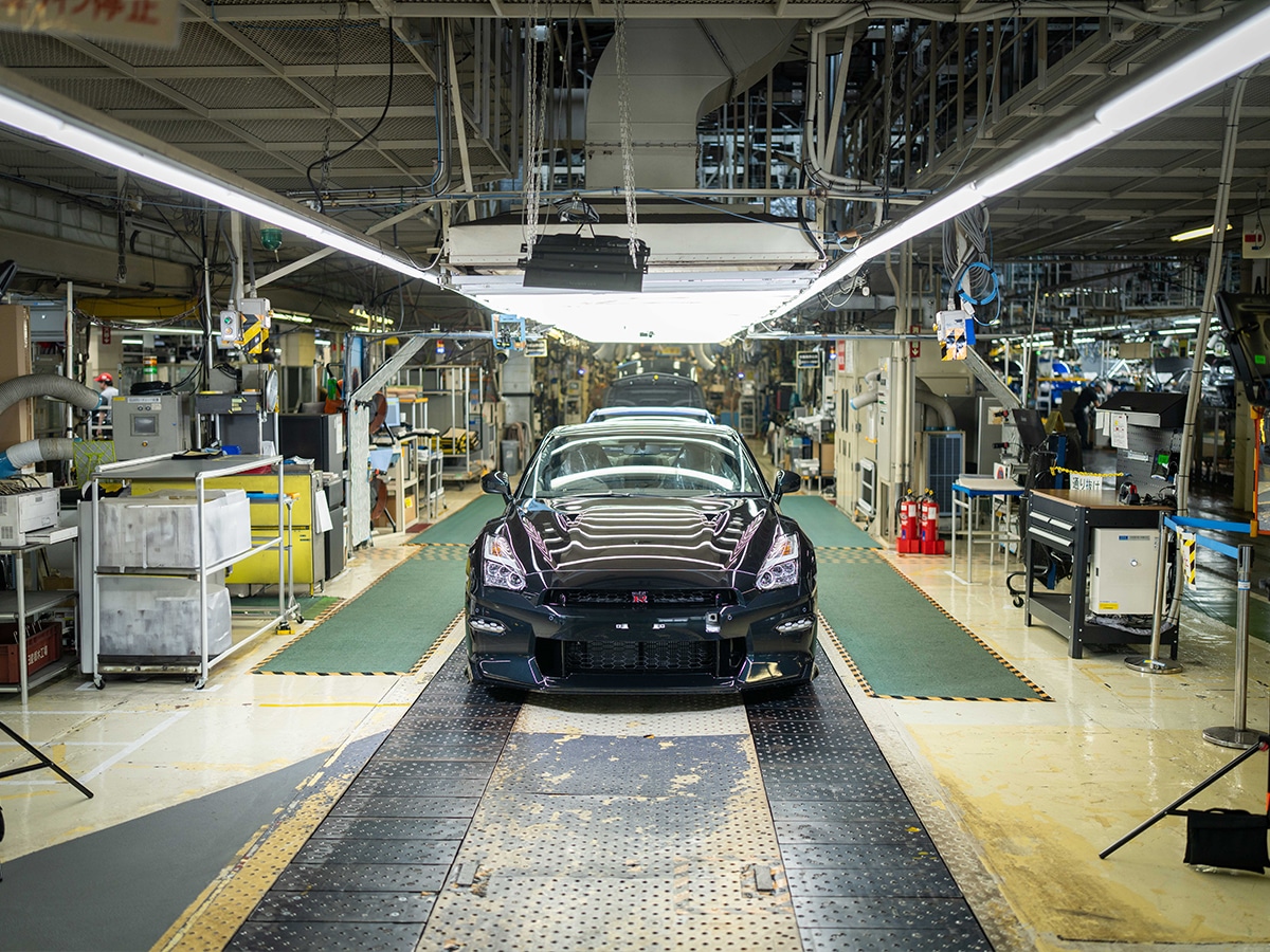 Final r35 nissan gt r front end on production line
