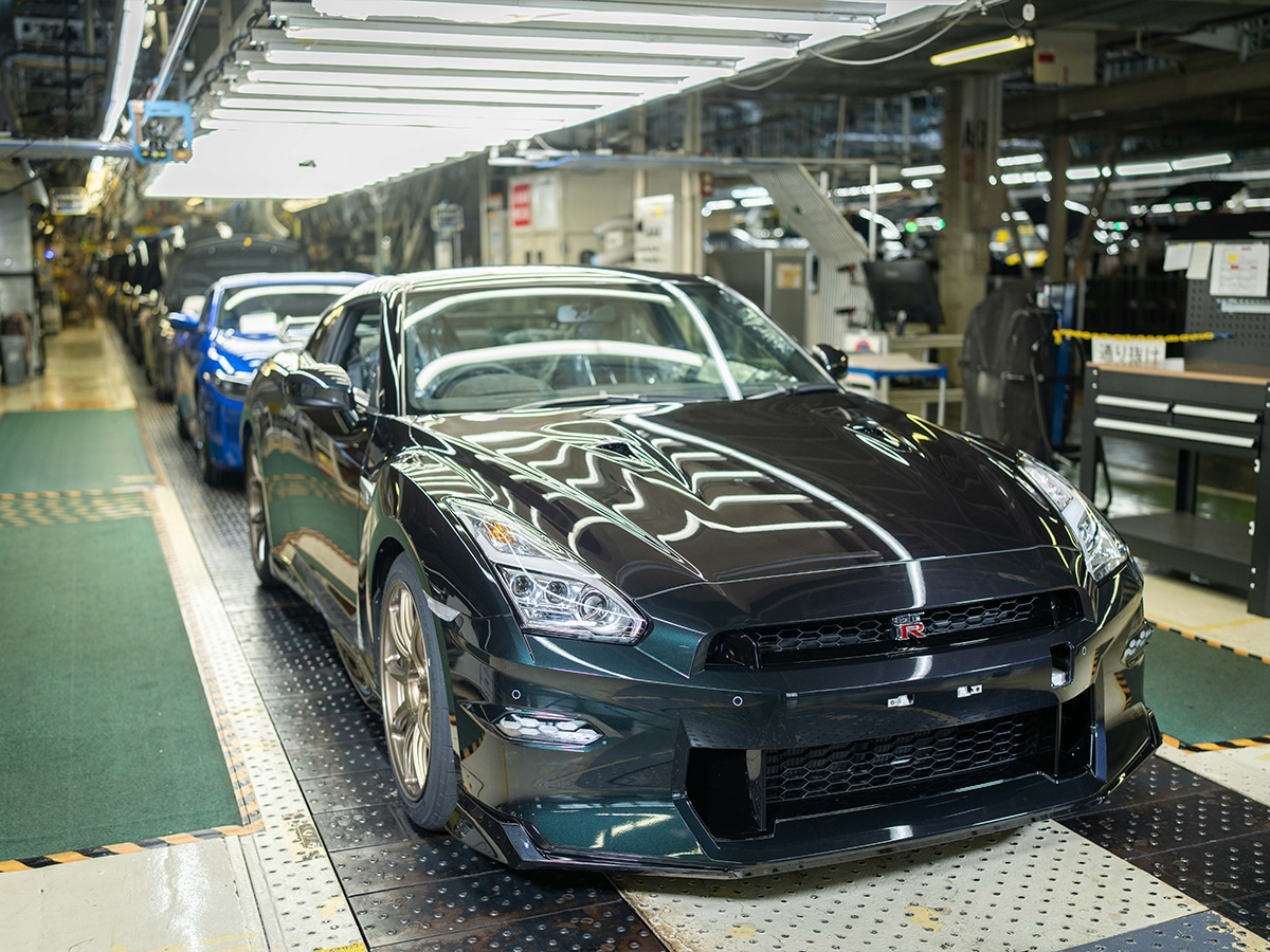 Final r35 nissan gt r on production line