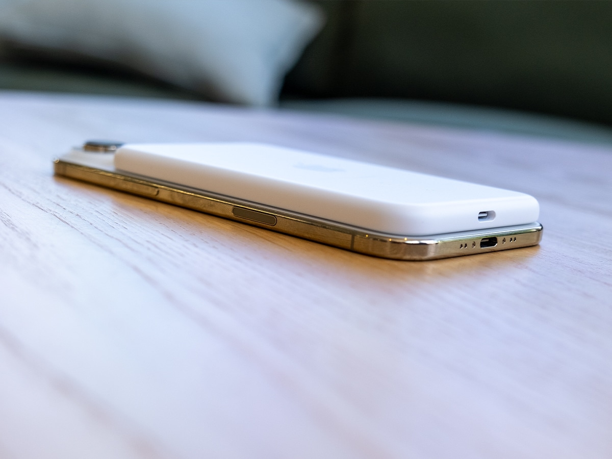 Iphone 17 air in white thickness with battery 2