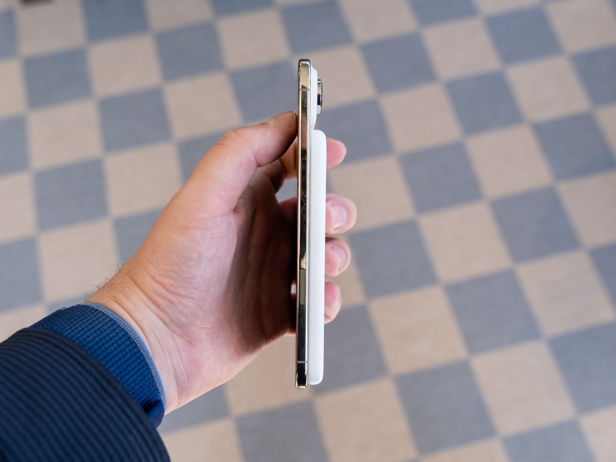 Iphone 17 air in white thickness with battery