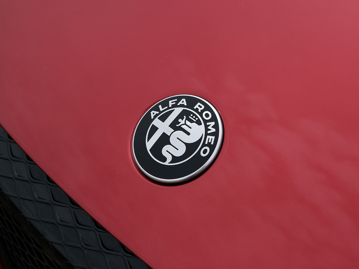 2026 alfa romeo junior badge