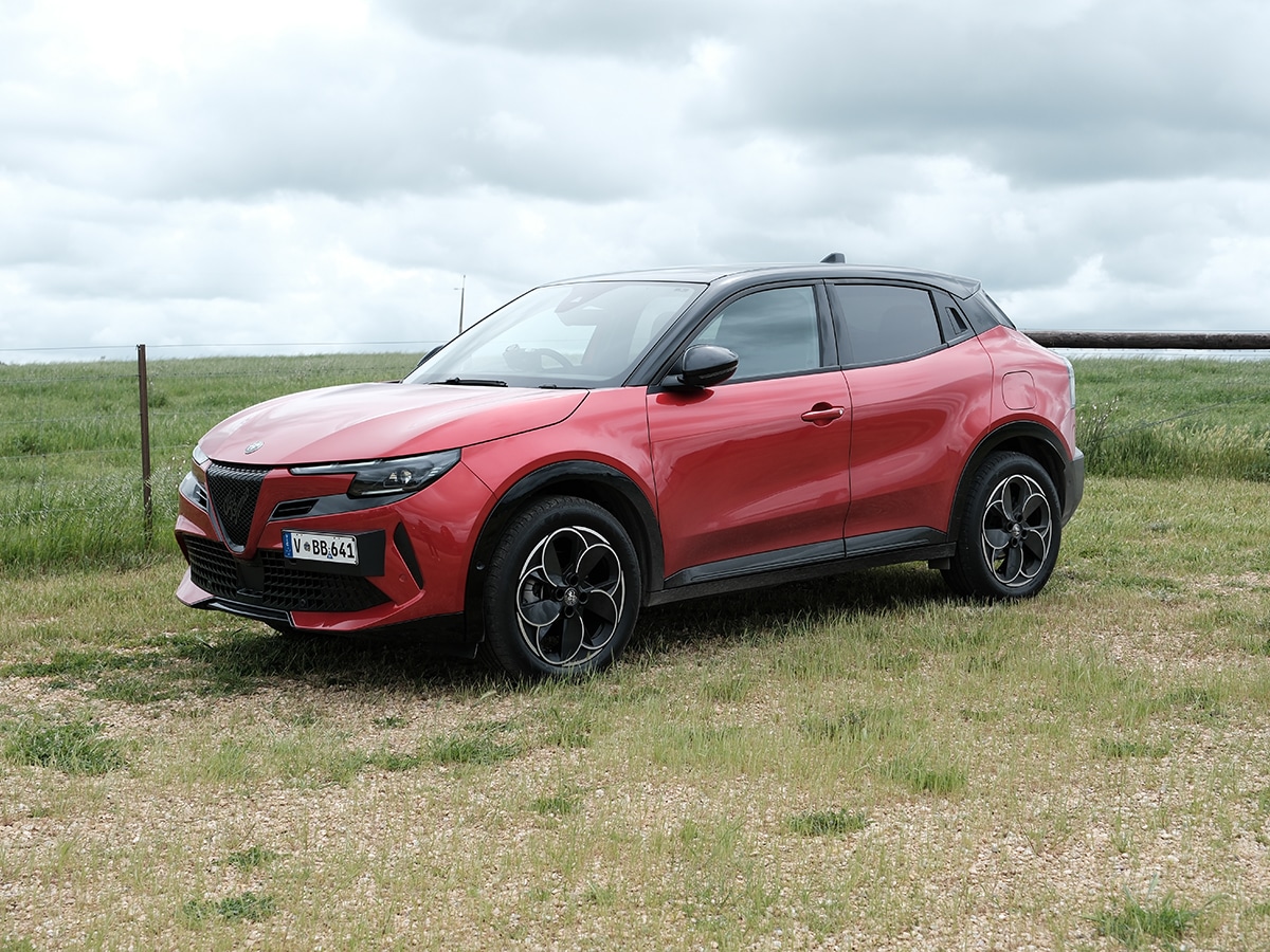 2026 alfa romeo junior front three quarter