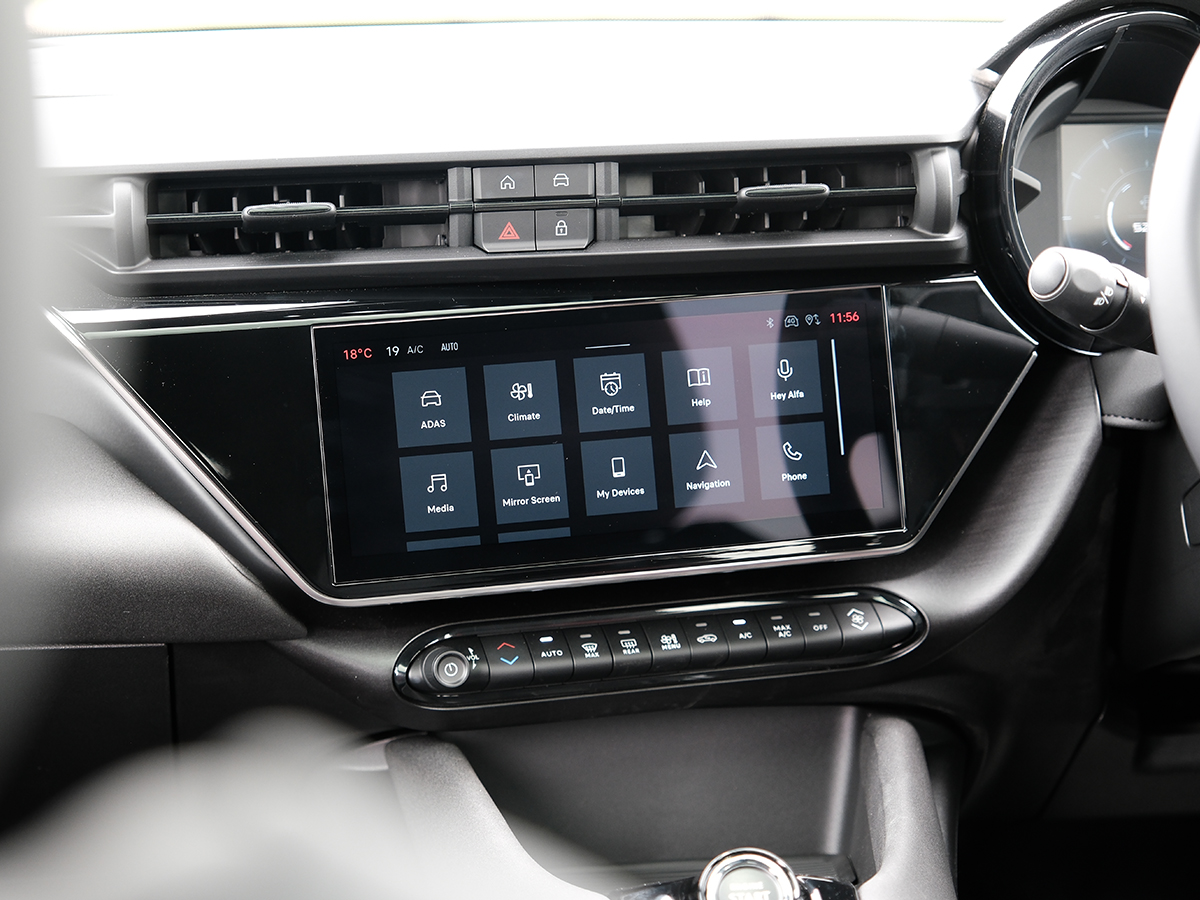2026 alfa romeo junior screen