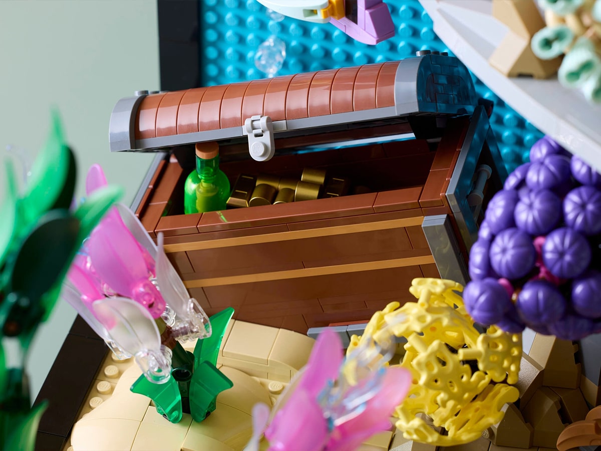Lego tropical aquarium box