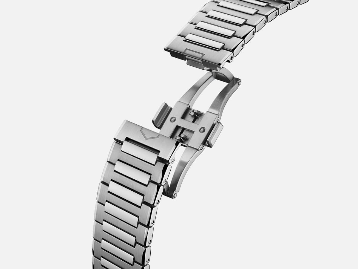 The Connected Calibre E5 now comes with a metal bracelet with a dual folding clasp | Image: TAG Heuer