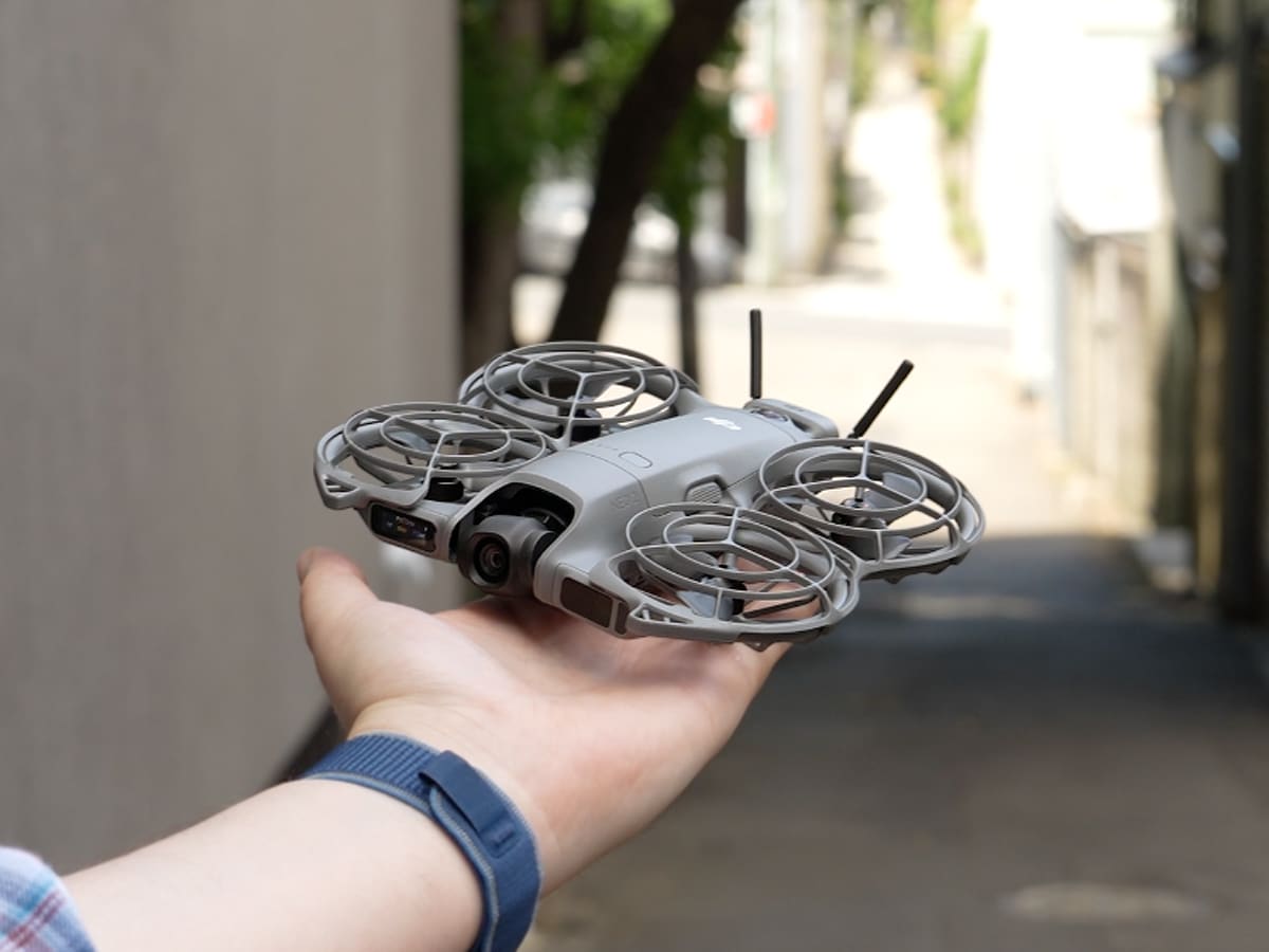 Dji neo 2 in hand