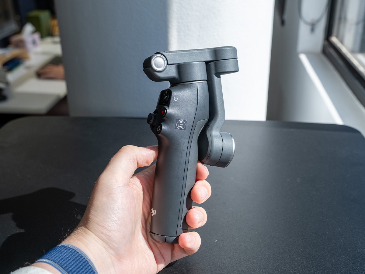 Dji osmo mobile 8 in hand 3