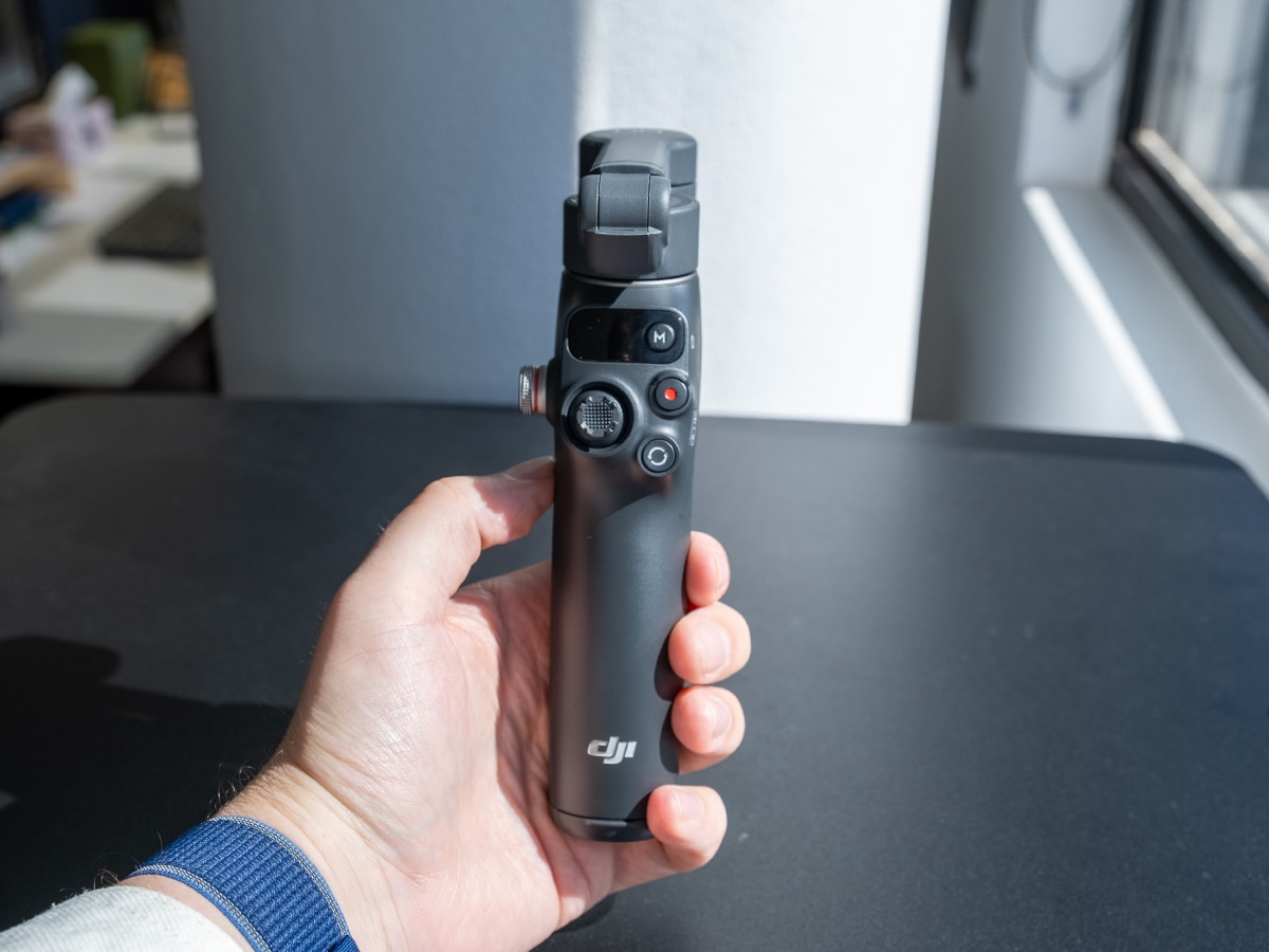 Dji osmo mobile 8 in hand 4
