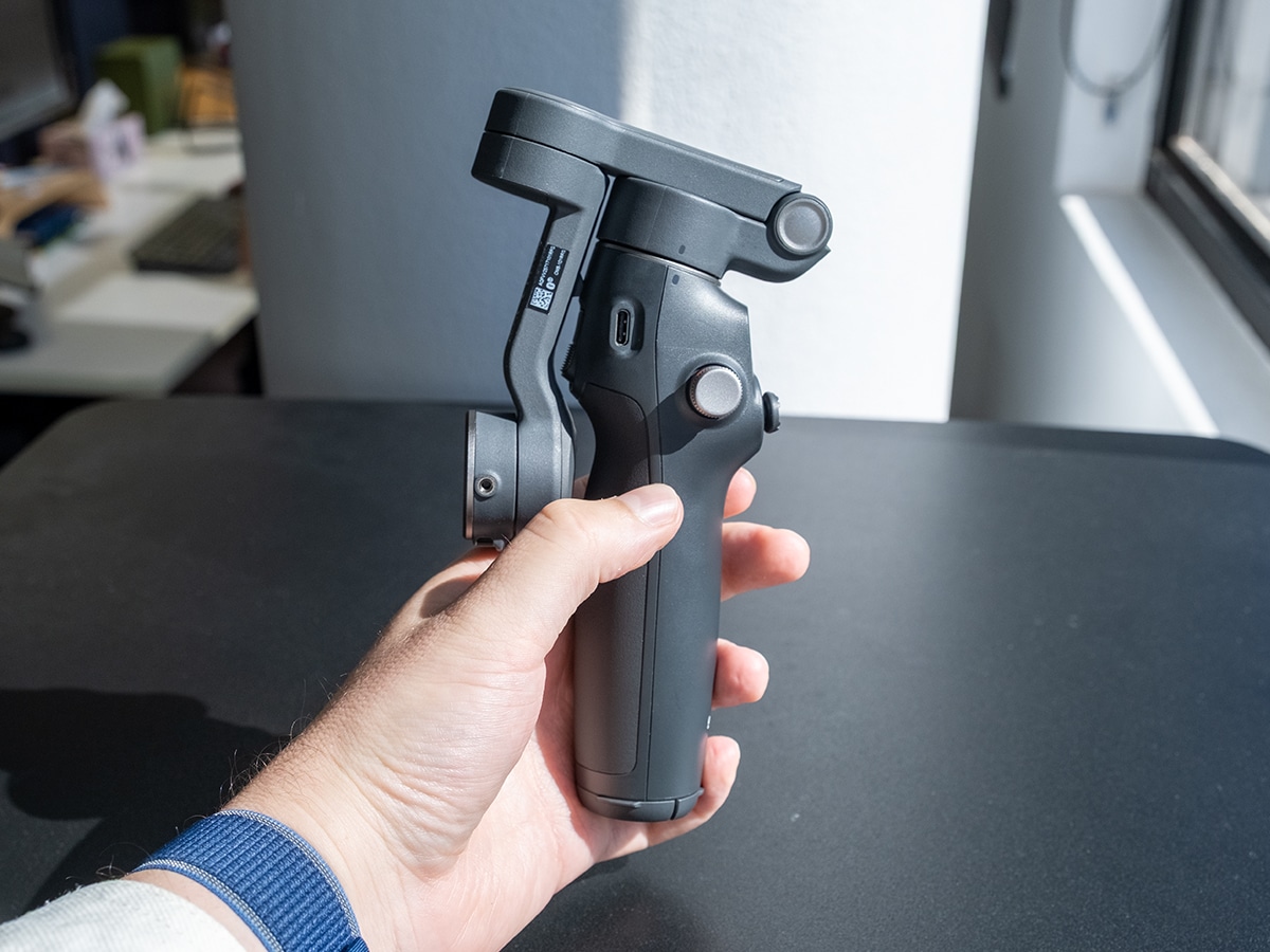 Dji osmo mobile 8 in hand 6