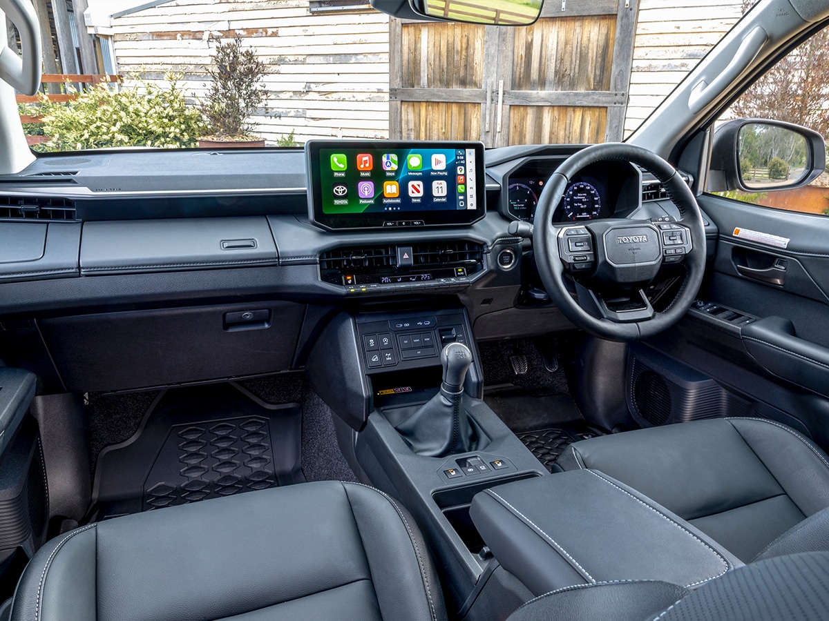 2026 toyota hilux sr5 cabin