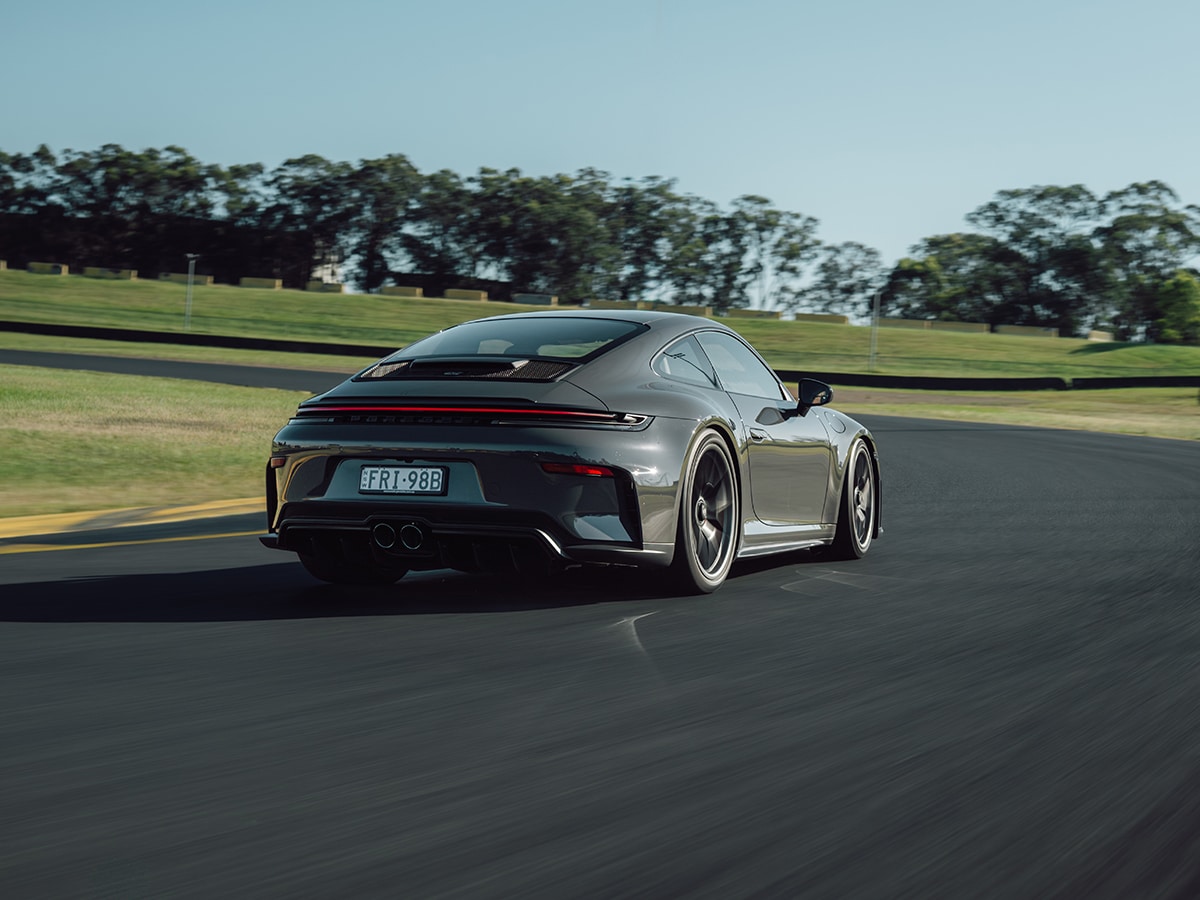 911 gt3 touring on track 2