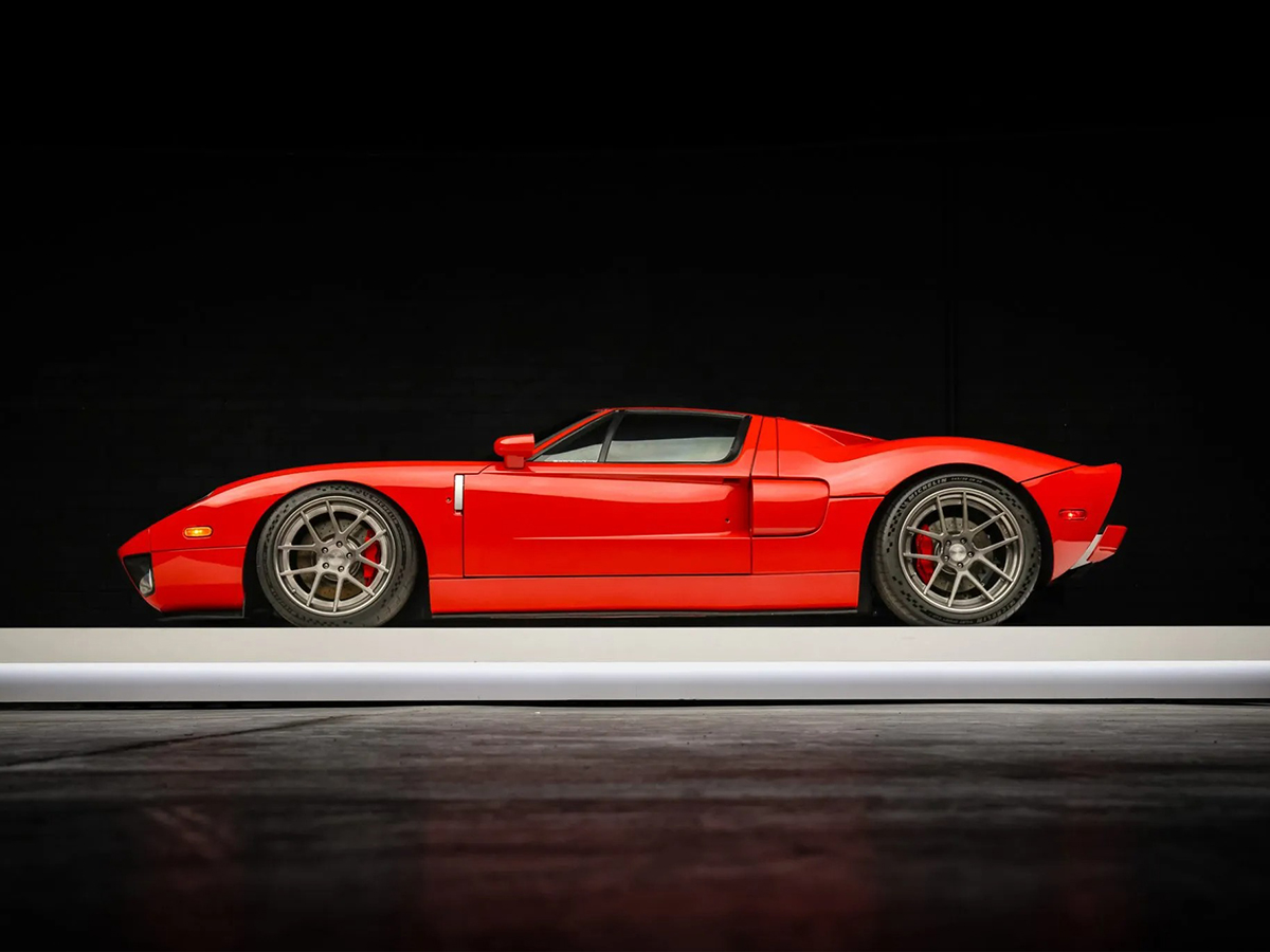 Ex–paul walker 2005 ford gt side on