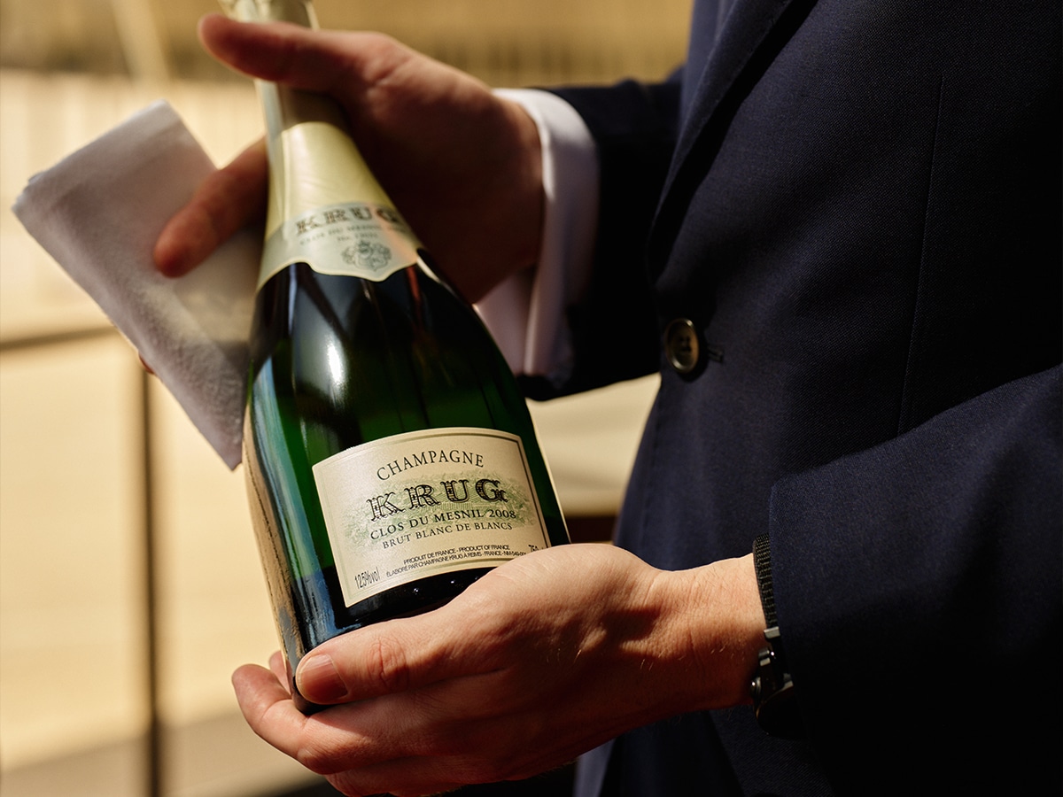 Krug clos du mesnil 2008 in hand