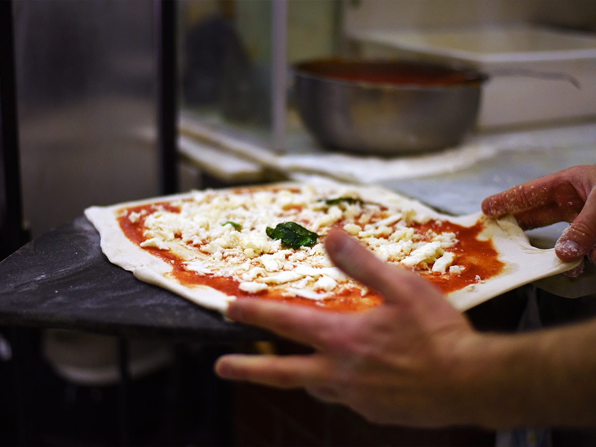 L'antica pizzeria da michele pizza goign into oven