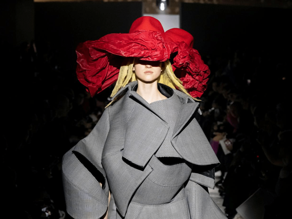 Comme des Garçons Look 2, from the Smaller is Stronger collection, autumn–winter 2025. Paris, March 2025.
Image © Comme des Garçons. Photo: Yannis Vlamos / Pixelformula. Model: Mirre Sonders