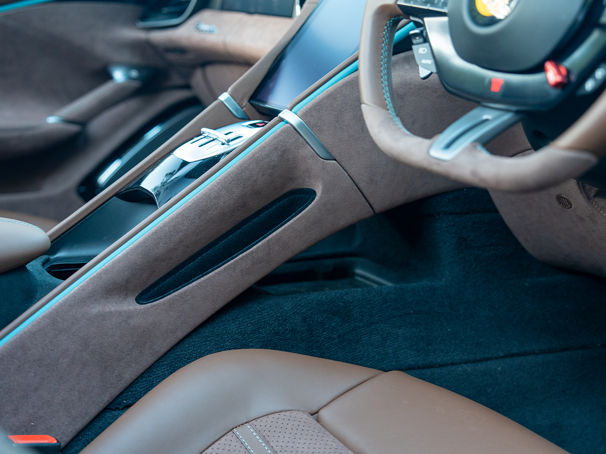 Ferrari roma spider wireless charger