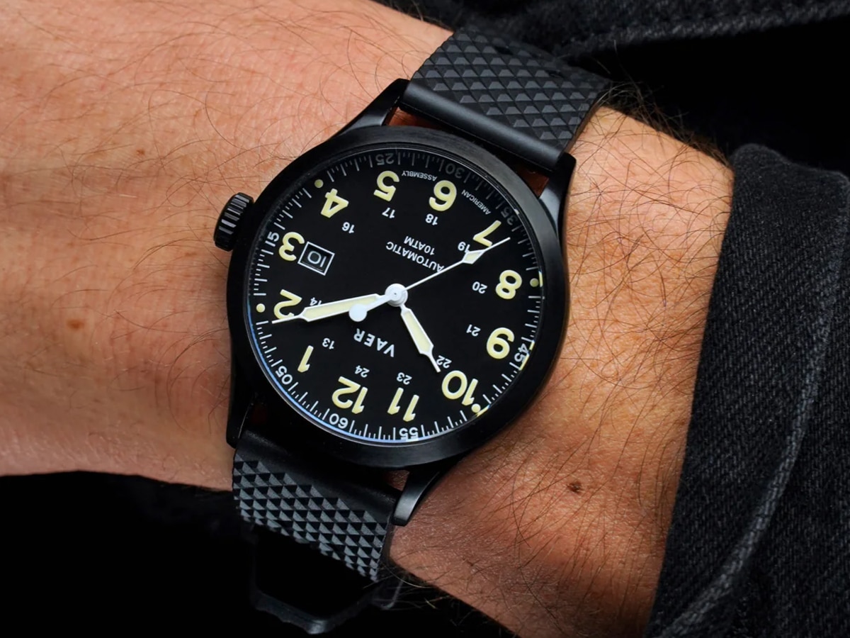 Vaer a5 tactical field auto on wrist 1