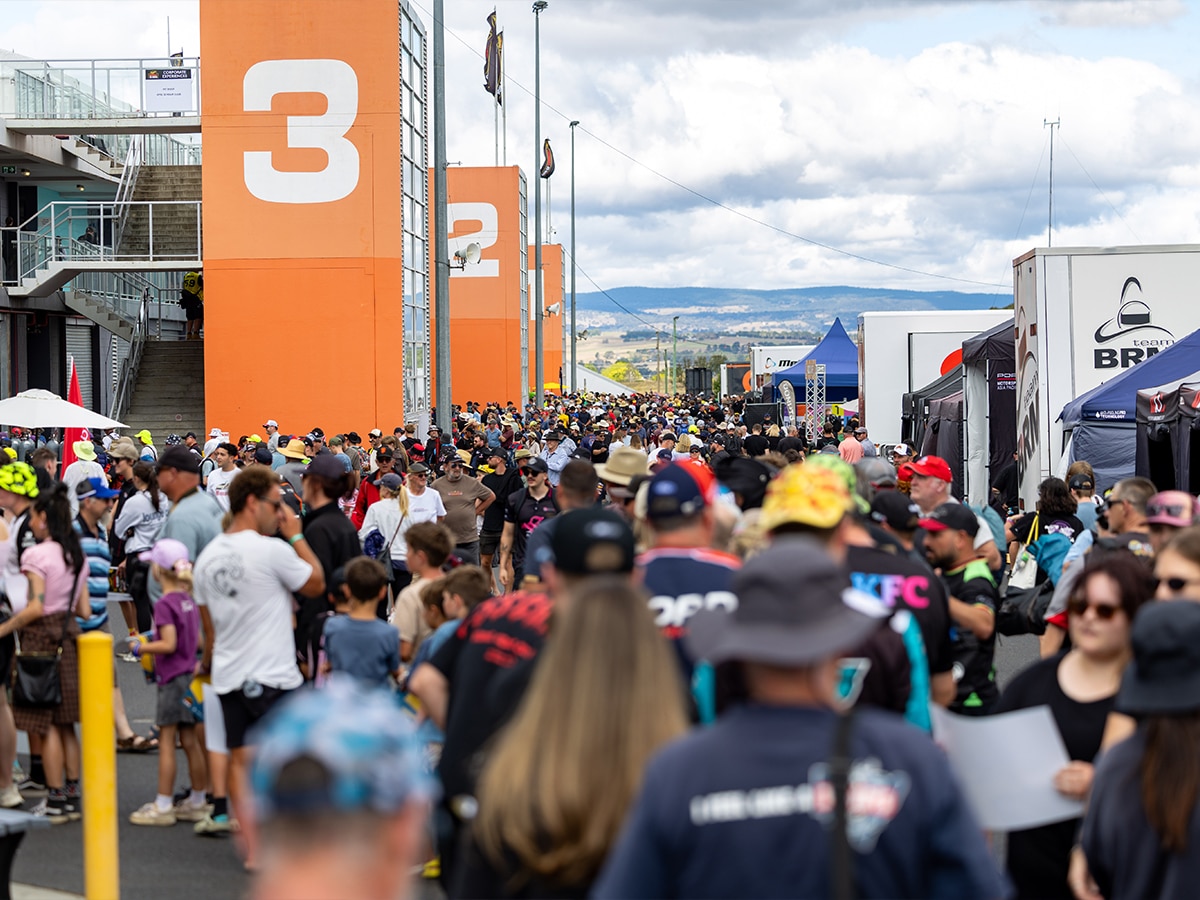 Bathurst 12 hour crowd 2