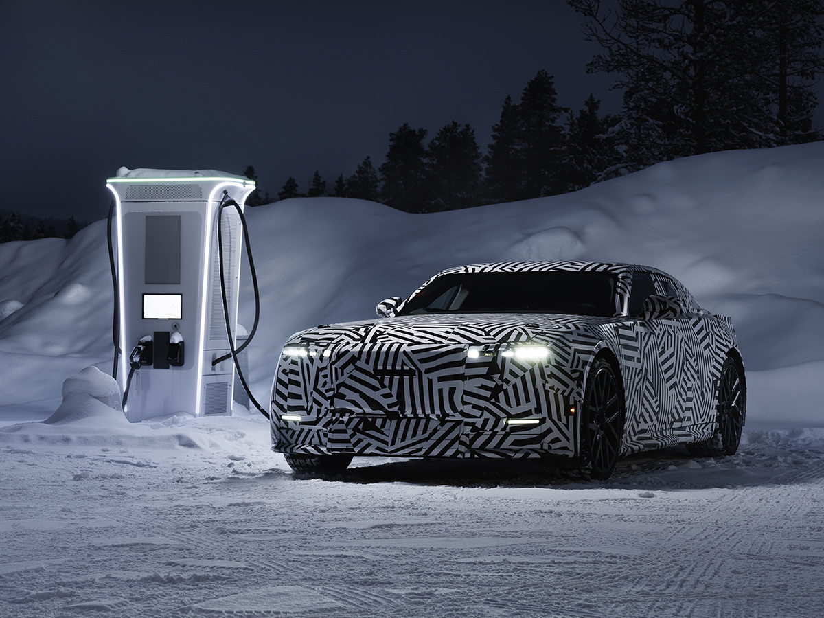 Jaguar type 00 on snow charging