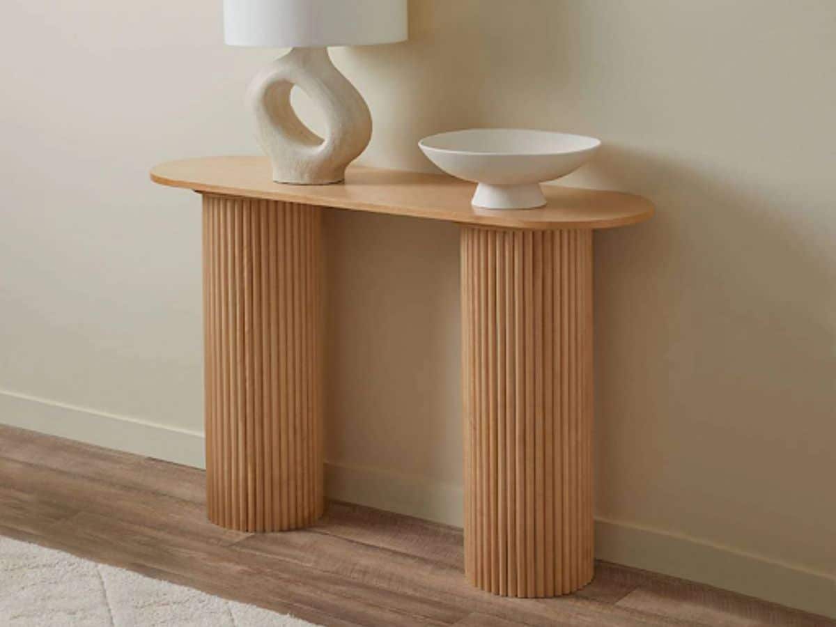 Side console tablide console table from Mocka.