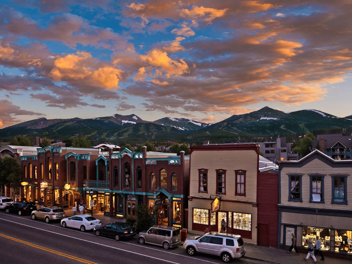 Colorado’s Crowning Glory: Pike’s Peak and the Majesty of the Rockies
