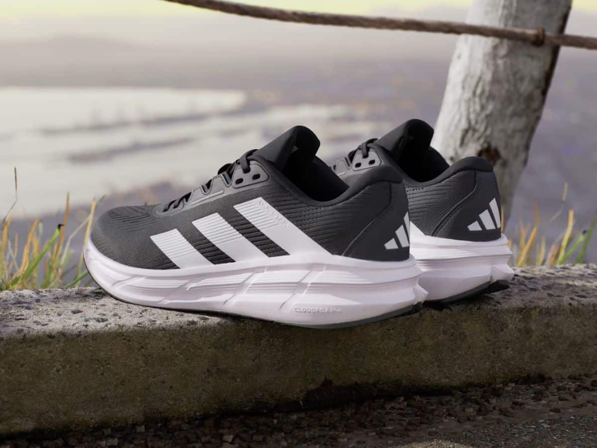 A pair of Adidas Questar 3 sneakers, showing the Bounce 2.0 midsole and Cloudfoam plus details, suitable for daily walking and low-impact cardio.