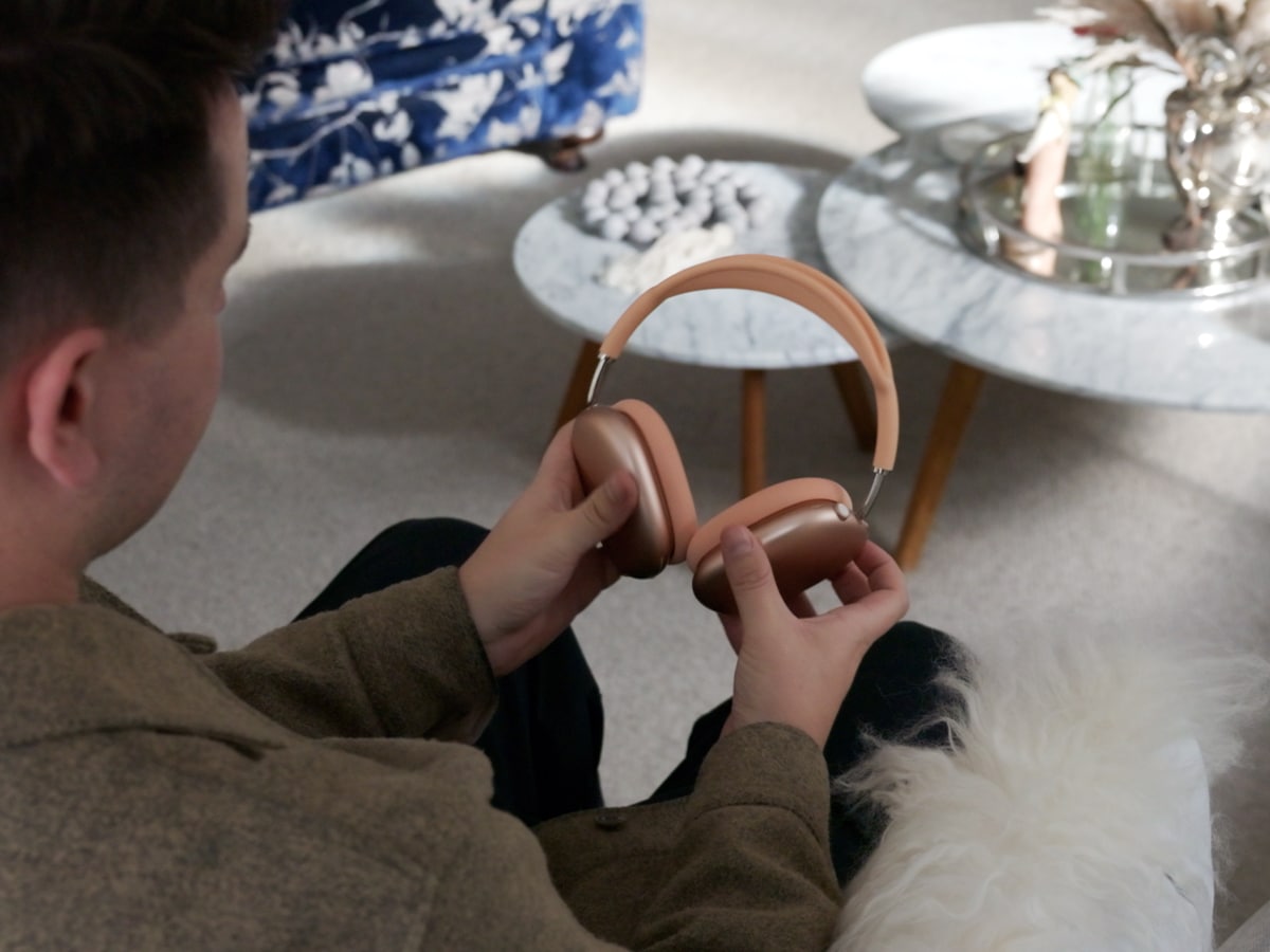 Airpods max 2 design in hand