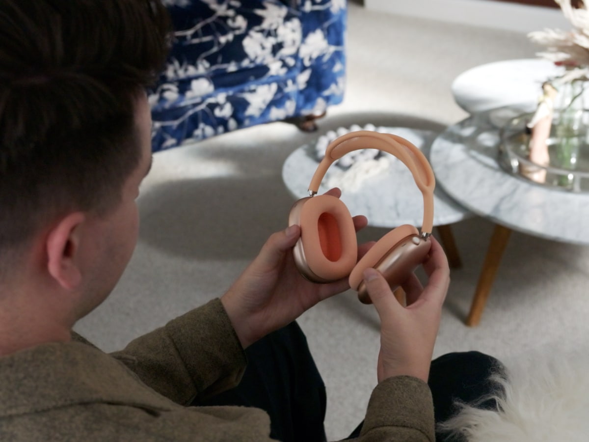 Airpods max 2 in hand 1