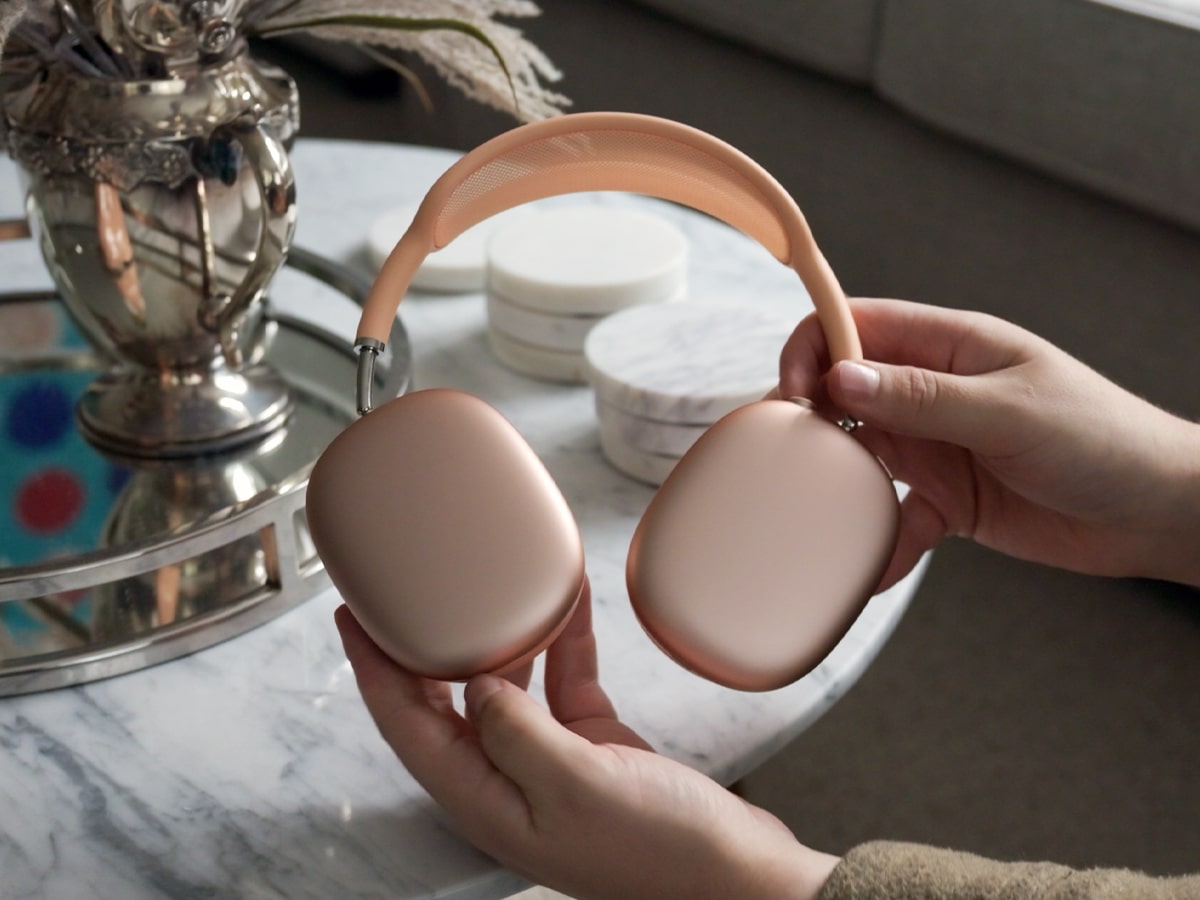 Airpods max 2 in hand 2