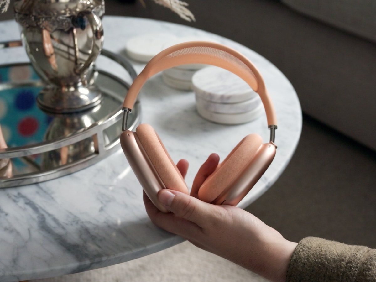 Airpods max 2 in hand 3