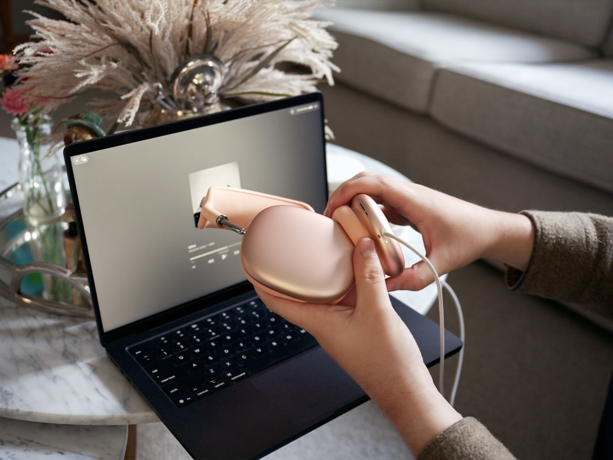 Airpods max 2 plugged in 2