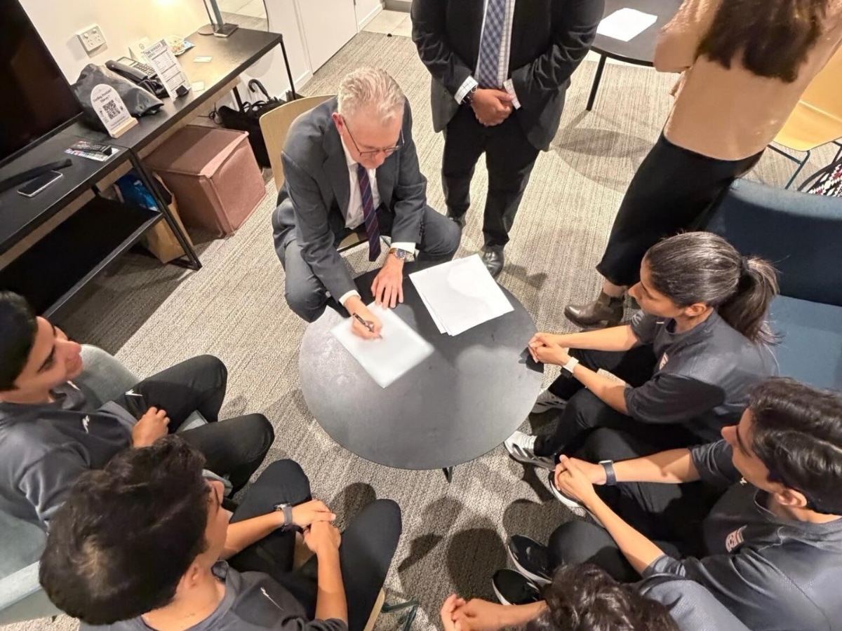 Iran women's football team aslyum 1