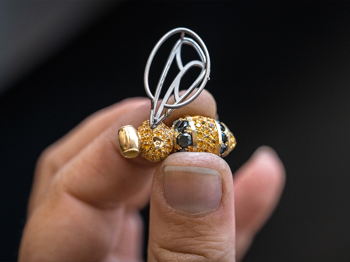 Chopard's beehive table clock bee 2