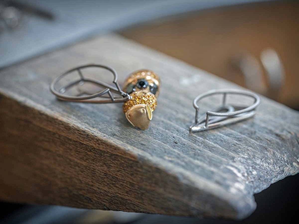 Chopard's beehive table clock bee