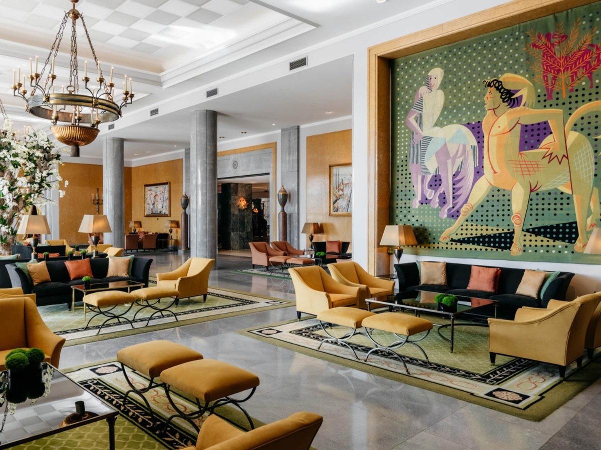 Inside almada negreiros lounge bar