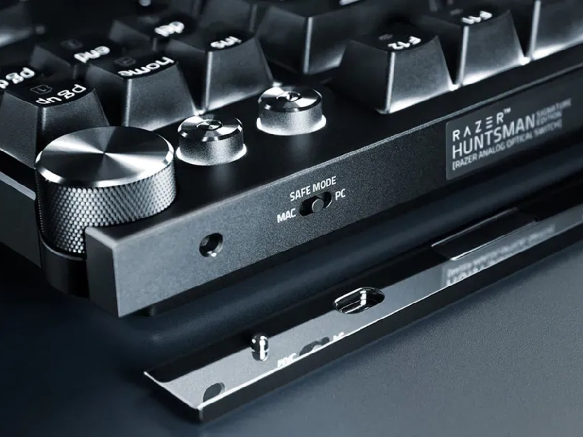 Detailed view of the knurled control dial and aluminium chassis accent strip on the Razer Huntsman keyboard.