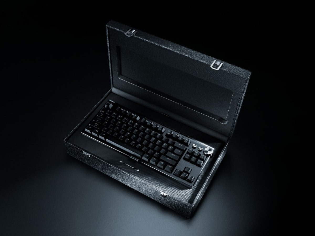 The Razer Huntsman Signature Edition premium black presentation case with foam cut outs and accessories.