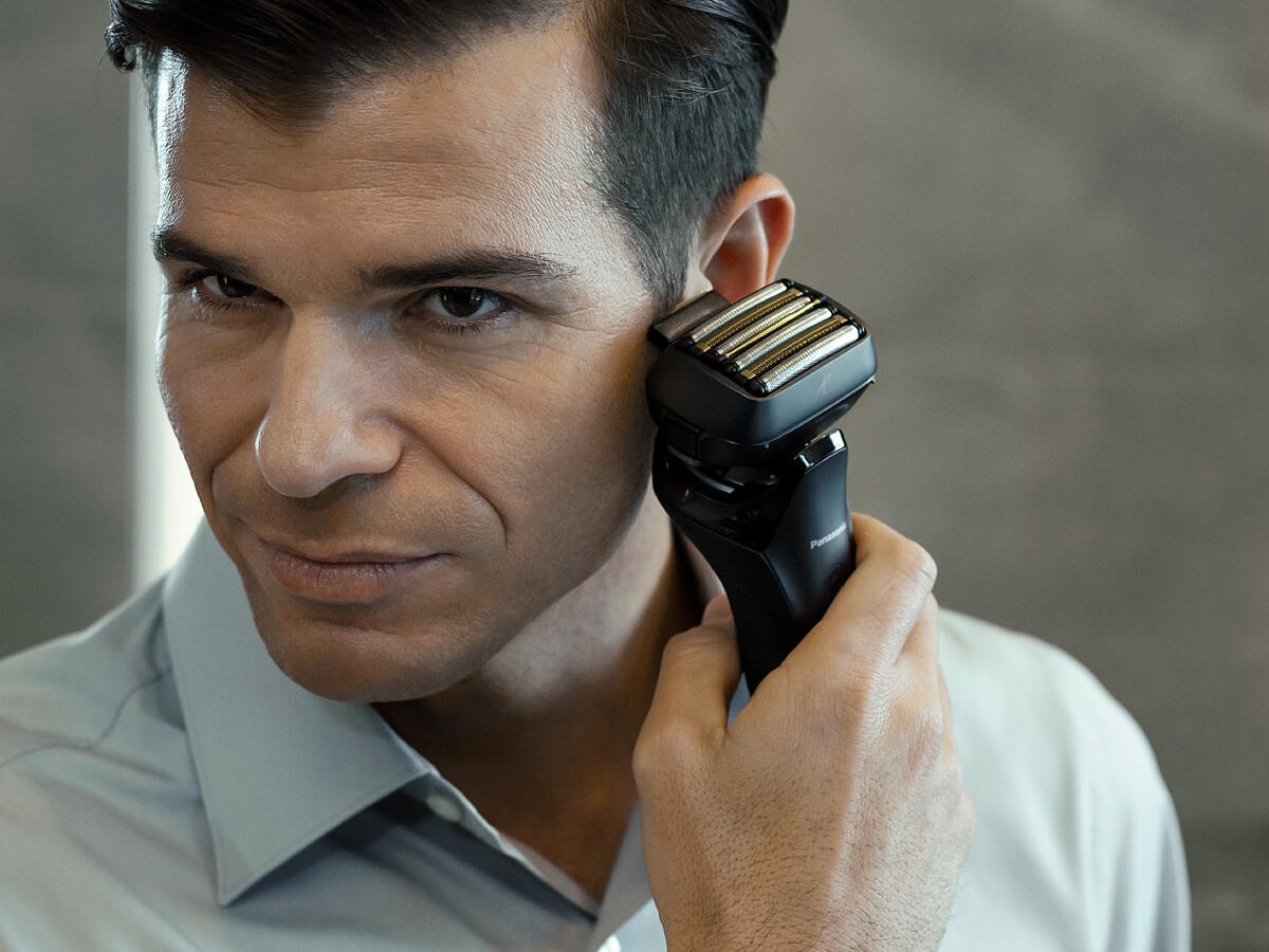 Panasonic 6 blade shaver with cleaning station es ls9a