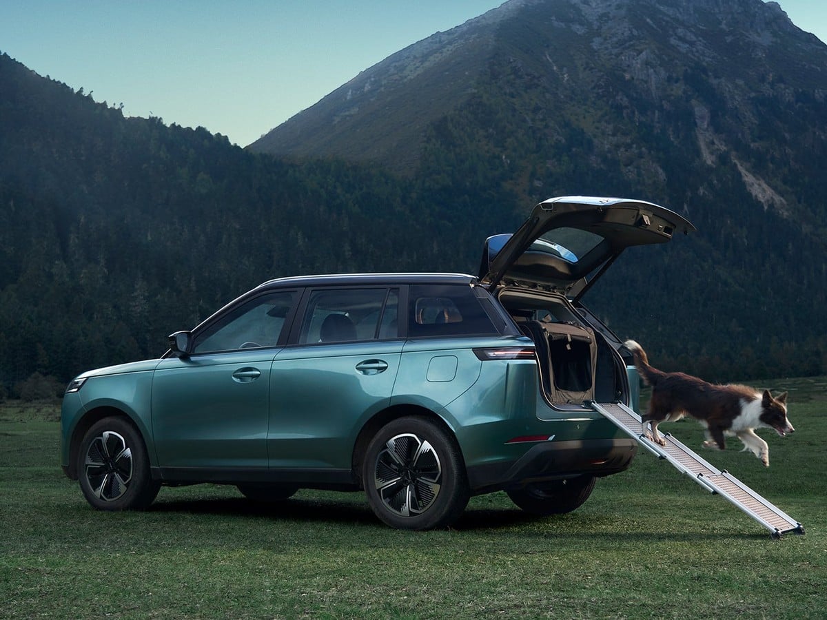 Jaecoo J5 SHS-H with the tailgate open and a dog running down a pet ramp