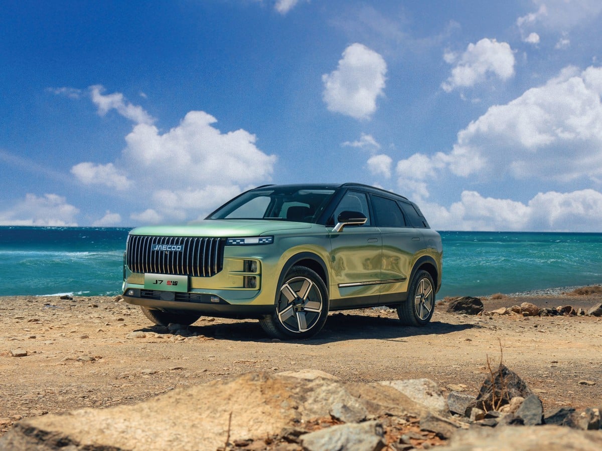 Jaecoo J7 SHS-P parked on a beach under a blue sky