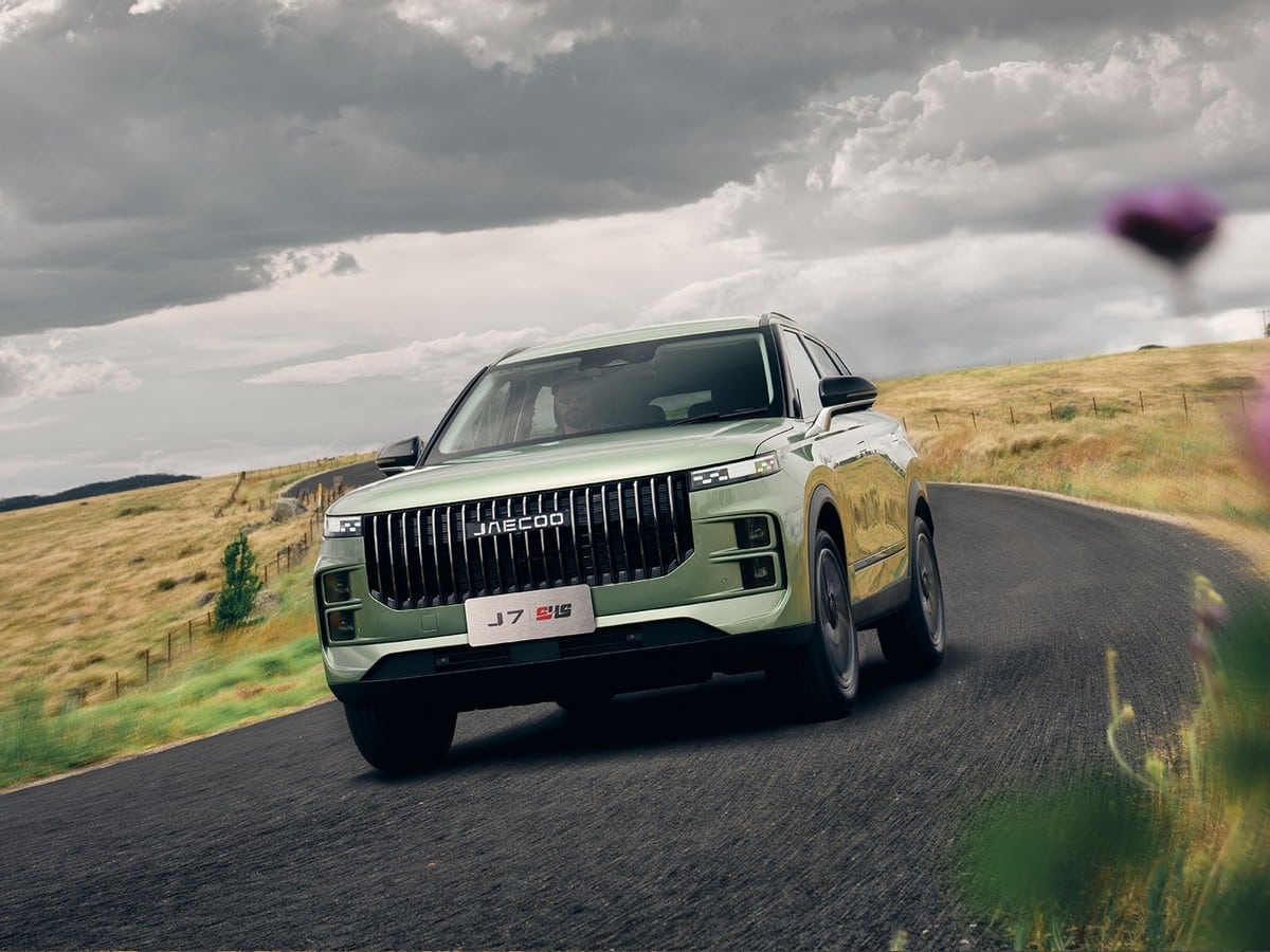 Jaecoo J7 SHS-P cornering on a winding country road
